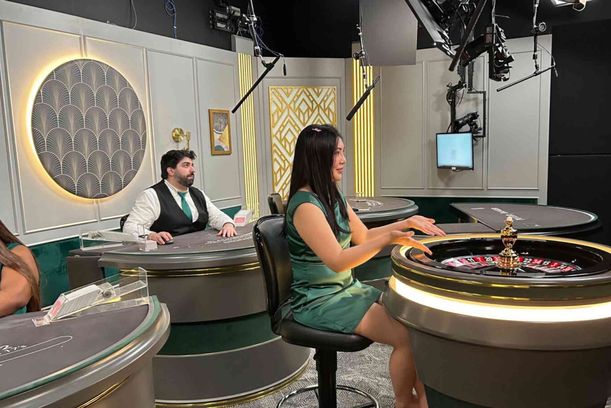 How do you play poker with real dealers