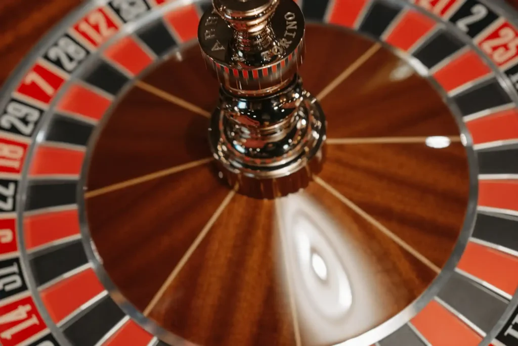 Are dark-themed slots harder to play